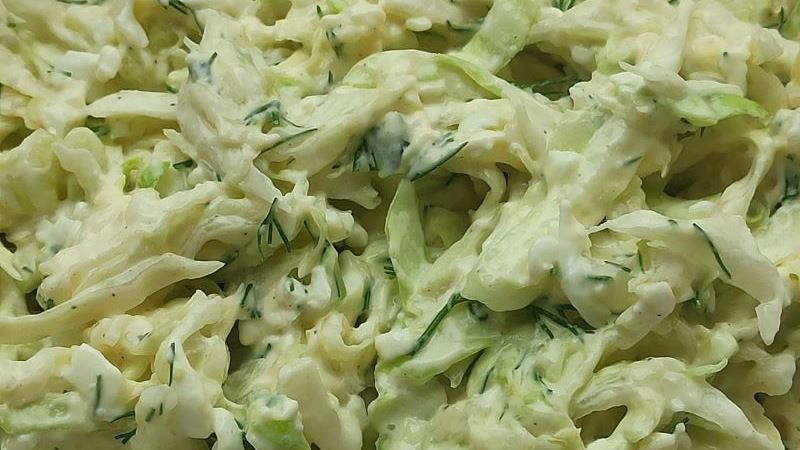 Салат из свежей капусты с яйцом и плавленным сырком, заправленный майонезом и зеленью