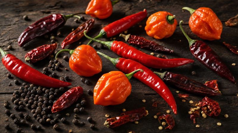 Сушеный и свежий горький перец чили и черный перец горошком