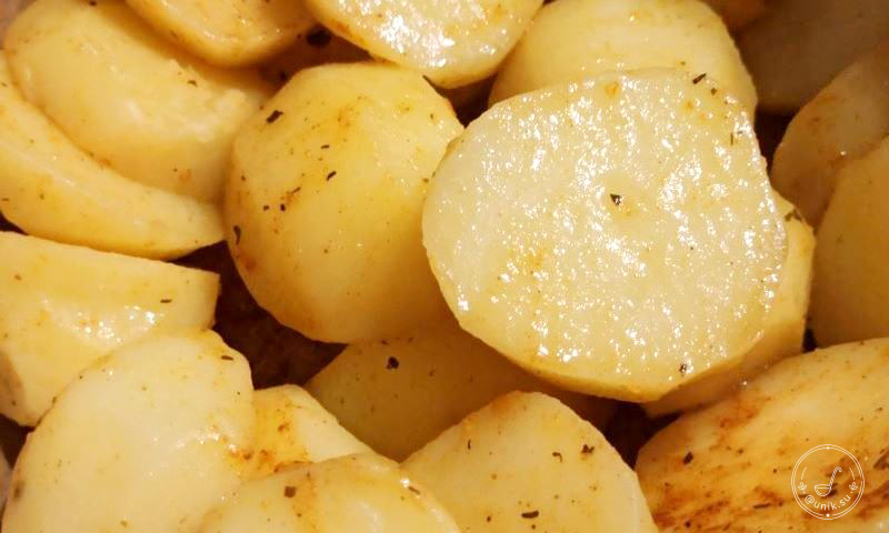 Нарезанный картофель дольками со специями для запекания с окорочками