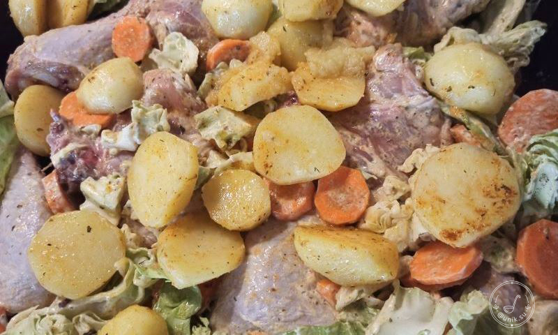 Куриные окорочка с картофелем, морковью и капустой перед запеканием в духовке