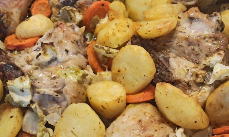 Запечённые куриные окорочка с картофелем и овощами в духовке