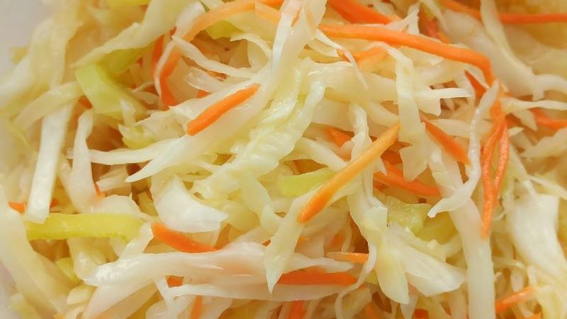 Готовый салат из маринованной капусты с морковью и перцем